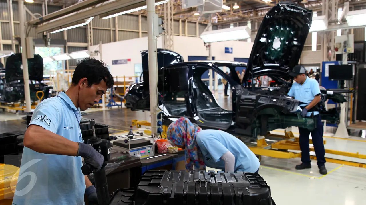 Melihat Proses Perakitan Mercedes-Benz di Bogor