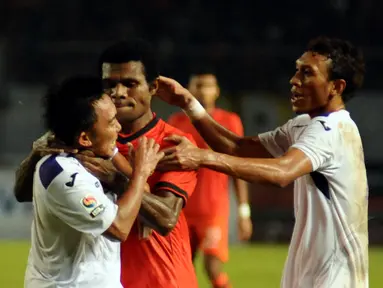 Keributan kecil sempat terjadi antara Victor Pae (Persija Jakarta) dan Rendy Saputra (Persik Kediri) saat berlaga di stadion GBK, (30/5/2014). (Liputan6.com/Helmi Fithriansyah)