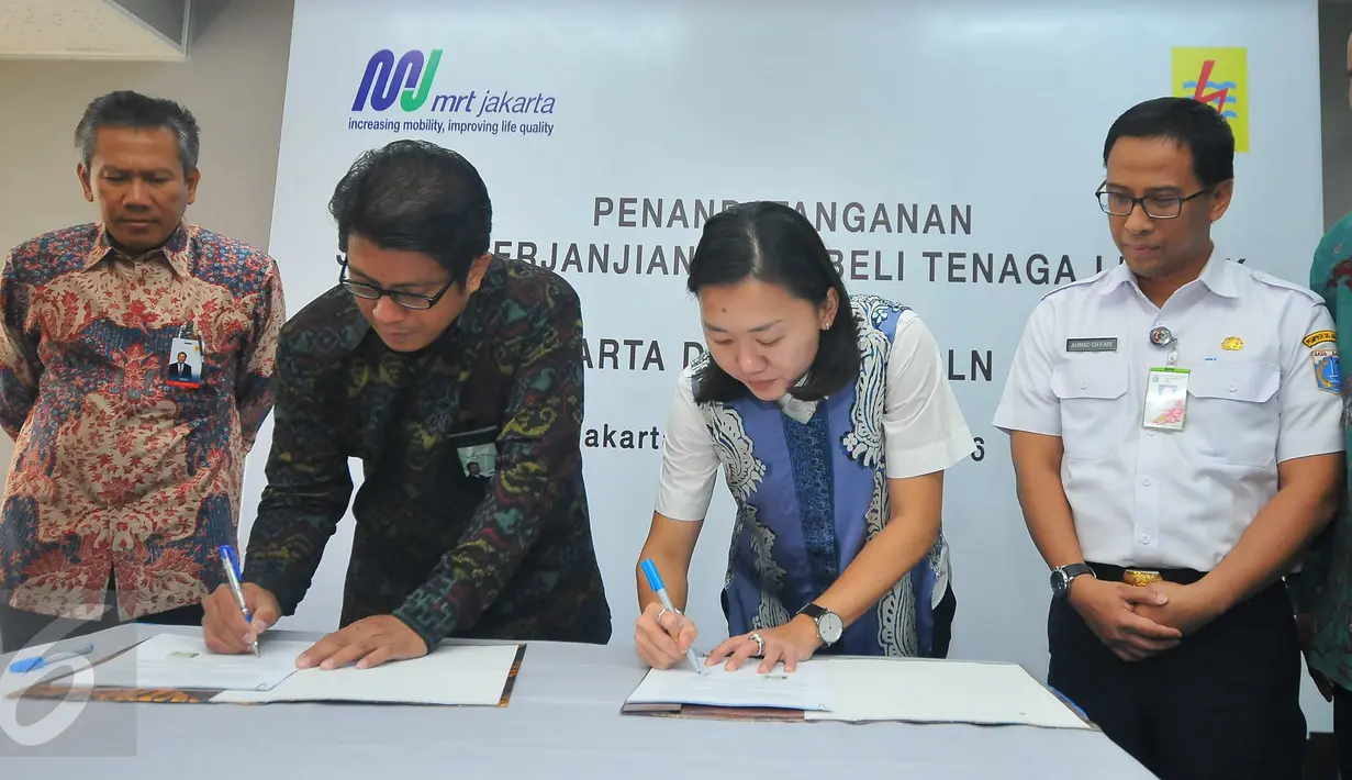 GM Distribusi Jakarta Raya PLN Syamsul Huda dan Direktur Konstruksi MRT Silvia Halim menandatangani kerjasama, Jakarta, Rabu (21/12). Penandatangan tersebut merupakan Perjanjian jual beli tenaga listrik PT MRT dan PT PLN. (Liputan6.com/Angga Yuniar)