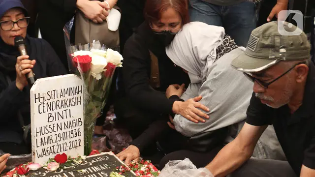 Prosesi Pemakaman Mak Nyak Si Doel Diwarnai Isak Tangis