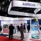 Pengunjung berjalan melewati stan Airbus pada pembukaan Singapore Airshow di Singapura, Selasa (11/2/2020). Pameran dirgantara terbesar di Asia tersebut dibayangi wabah virus korona, yang memaksa puluhan perusahaan dunia absen dalam perhelatan besar itu. (AP/Danial Hakim)