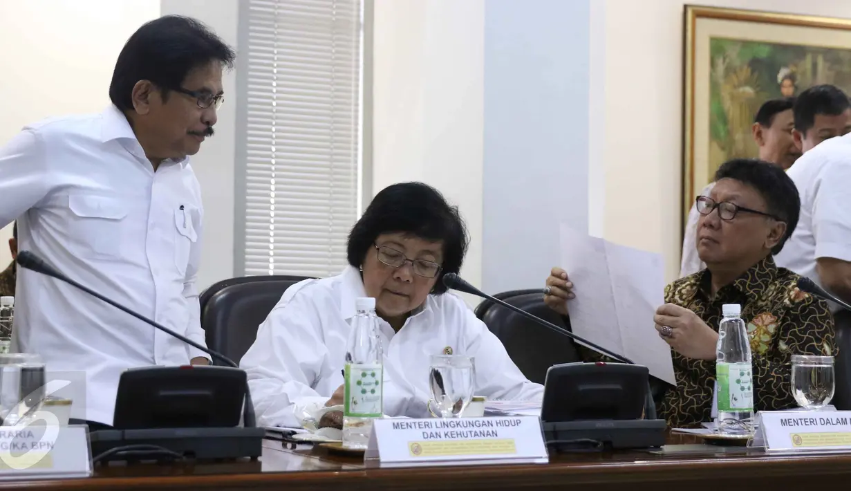 Menteri Agraria dan Tata Ruang (ATR) Sofyan Djalil, Menteri LHK Siti Nurbaya Bakar dan Mendagri Tjahjo Kumolo menghadiri rapat terbatas yang membahas penghapusan penggunaan merkuri di Kantor Presiden, Jakarta, Kamis (9/3). (Liputan6.com/Angga Yuniar)