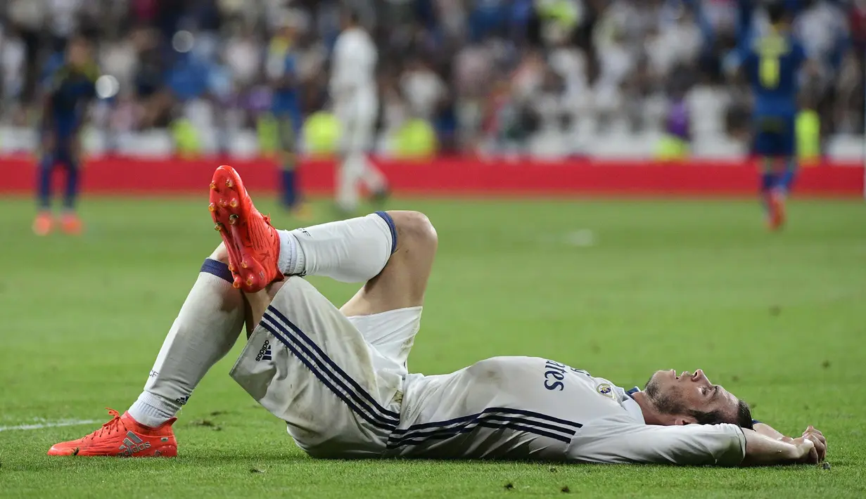 Bintang Real Madrid, Gareth Bale tidur sambil berpangku kaki usai laga melawan RC Celta de Vigo pada laga La Liga Spanyol di Santiago Bernabeu stadium, Madrid, (27/8/2016). (AFP/Pierre-Philippe Marcou)