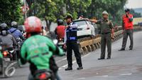 Petugas berjaga di jalur Transjakarta koridor 6  Dukuh Atas-Ragunan, Mampang Prapatan, Jakarta, Selasa (14/6/2016). Untuk menjaga jalur Transjakarta tetap steril, Dishub DKI Jakarta mengerahkan puluhan petugas. (Liputan6.com/Yoppy Renato)