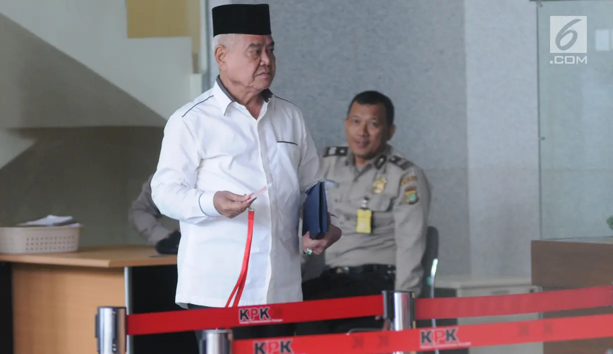 Anggota DPR RI dari Fraksi Golkar, Nawafie Saleh meninggalkan Gedung KPK seusai menjalani pemeriksaan di Jakarta, Kamis (9/5/2019). Nawafie Saleh diperiksa sebagai saksi untuk tersangka Dirut PLN nonaktif Sofyan Basir dalam penyidikan kasus dugaan suap proyek PLTU Riau-1. (merdeka.com/Dwi Narwoko)