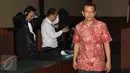 Dermawan Ginting bergegas keluar usai menjalani Sidang Vonis di Pengadilan Tipikor, Jakarta, Rabu (20/1/2016). Ginting divonis 2 tahun penjara dan denda Rp200 juta karena terbukti menerima suap dari Gatot Pujo. (Liputan6.com/Helmi Afandi)