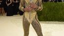 Penampilan rapper Lil Nas X menghadiri The 2021 Met Gala Celebrating In America: A Lexicon Of Fashion di Metropolitan Museum of Art, New York City, Senin (13/9/2021). Lil Nas X yang hadir di Met Gala 2021 dengan penuh totalitas tampil menggunakan 3 busana sekaligus. (Evan Agostini/Invision/AP)