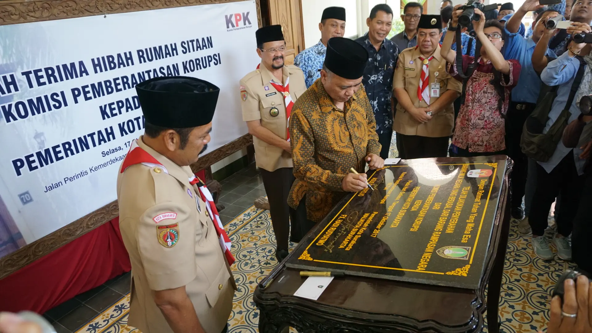 Ketua KPK Agus Rahardjo menandatangani prasasti serah terima rumah hasil rampasan KPK yang dihibahkan kepada Pemkot Solo.(Liputan6.com/Fajar Abrori)