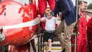 Pangeran George menuruni anak tangga bersama ayahnya, Pangeran William usai menaiki pesawat saat mengunjungi Royal International Air Tattoo di RAF Fairford di Gloucestershire, Inggris, (8/7). (REUTERS/Richard Pohle)