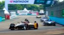 Pembalap Neom McLaren Formula E Team, Taylor Barnard memacu mobilnya dalam sesi kualifikasi Formula E yang berlangsung di Sirkuit Internasional e-Prix, Ancol, Jakarta, Sabtu (21/06/2025) WIB. (Bola.com/M Iqbal Ichsan)