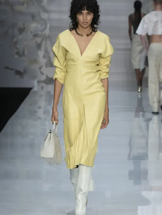 Setelan dengan crop top dan celana longgar berbahan wol georgette dan kulit nappa, rok dan gaun, serta gaun mini berbahan kulit paten yang mengkilap, semuanya ditampilkan di panggung MFW. Tulle yang dicetak di bodysuit dengan pola khas Honeysuckle, seperti menciptakan tato yang menarik. [Foto: Document/AIGNER]