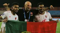 Pelatih PSM Makassar, Bernardo Tavares, berfoto bersama dua pemainnya, Yakob dan Yance Sayuri, setelah memastikan timnya menjadi juara BRI Liga 1 202/2023 lewat kemenangan 3-1 atas Madura United pada laga pekan ke-32, Jumat (31/4/2023). (Bola.com/Wahyu Pratama)