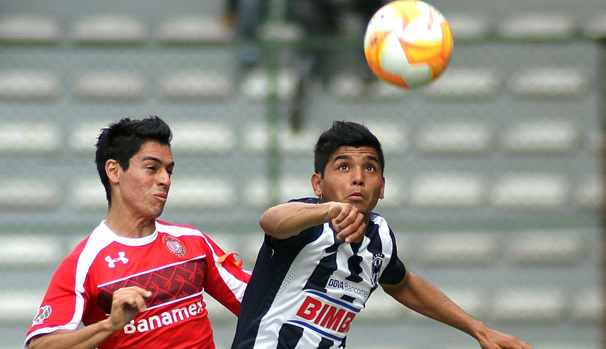 Lahir di Hermosillo, Mexico, Jesus Corona (kanan) mengawali karier sepak bola profesionalnya bergabung dengan klub lokal, Monterrey di tahun 2011. (Foto: AFP/Adid Jimenez)