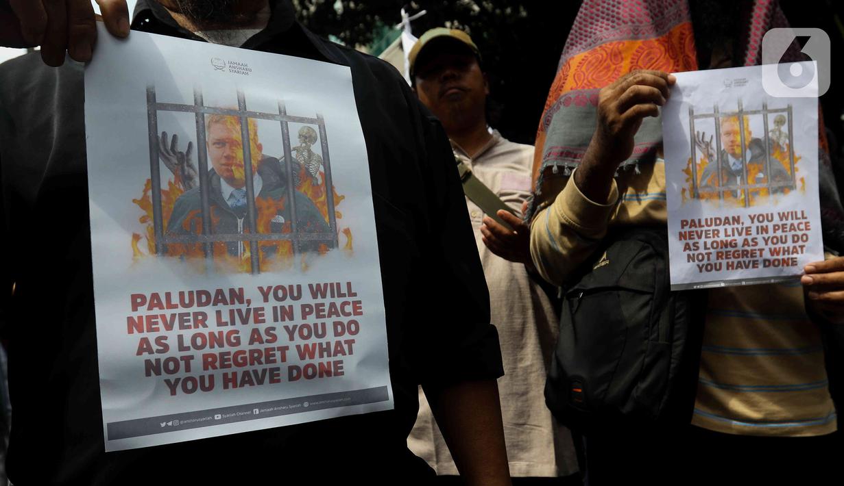 Massa Aksi Bela Al-Qur'an 301 menggeruduk Kedutaan Besar (Kedubes) Swedia di Kuningan, Jakarta Selatan, Senin (30/1/2023). Dalam aksinya massa memprotes aksi Politikus Swedia-Denmark Rasmus Paludan yang membakar Kitab Suci Al-Qur'an. (Liputan6.com/Herman Zakharia)