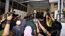 Tidak hanya dari wartawan yang mengambil gambar. Tapi juga para pelayat, fans ikut mengabadikan dengan menggunakan kamera handphone. (Syaiful Bachri/Bintang.com)