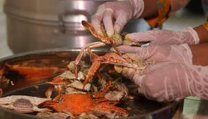 Abon rajungan atau abon kepiting milik Eka Susilawati tidak menggunakan minyak, hanya santan. (Foto: Liputan6.com).