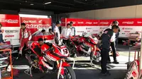 Kru mekanik Astra Honda Racing Team amat serius melakukan evaluasi pasca balapan Asia Road Racing Championship 2019 seri Adelaide. (Bola.com/Ario Yosia)