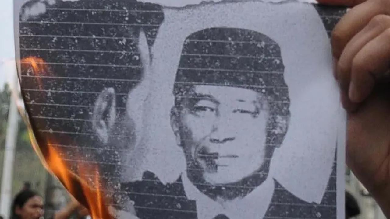 FOTO: Tolak Putusan MK Terkait Batas Usia Cawapres, Massa BEM se-Indonesia Bakar Poster Bergambar Wajah Setengah Jokowi-Soeharto