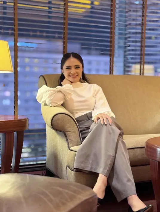 Paduan sederhana dengan blouse putih dan celana palazzo hadirkan gaya yang chic.  [Foto: Instagram/ Marshanda]