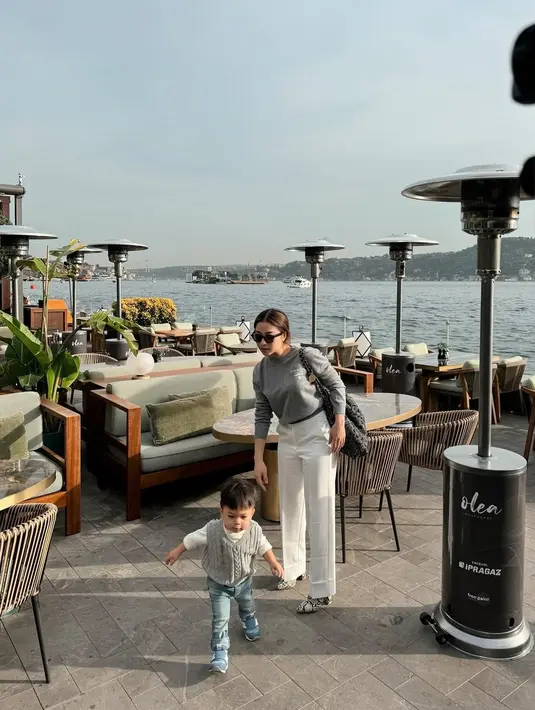 Gaya kembar Nikita Willy dan sang putra. Nikita Willy tampil kasual dengan sweater abu-abu, dipadu celana panjang putih, sedangkan putranya tampak mengenakan kaus putih ditumpuk dengan knitted vest abu-abu dan dipadu celana jeans. [Foto: Instagram/nikitawillyofficial94]