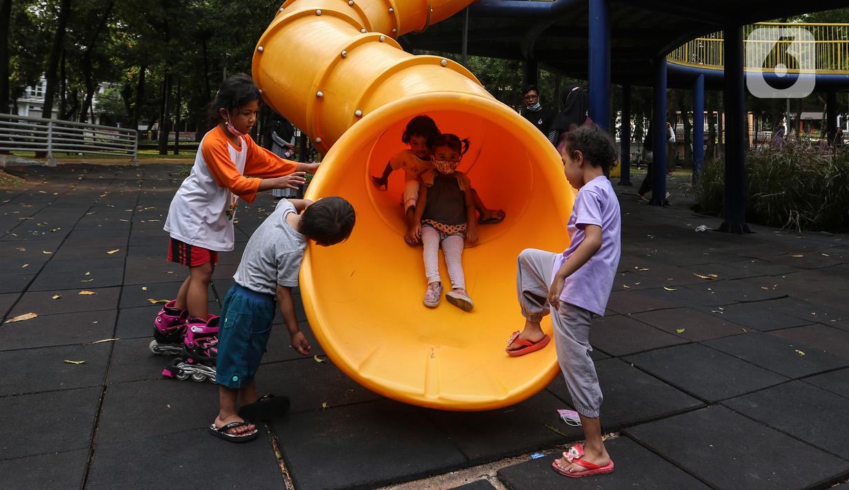 Sejumlah anak bermain di Taman Puring, Jakarta, Minggu (9/1/2022). Di tengah ancaman penyebaran covid-19 varian Omicron dan pemberlakukan PPKM level 2, masyarakat tetap melakukan aktivitas pada akhir pekan di luar rumah. (Liputan6.com/Johan Tallo)
