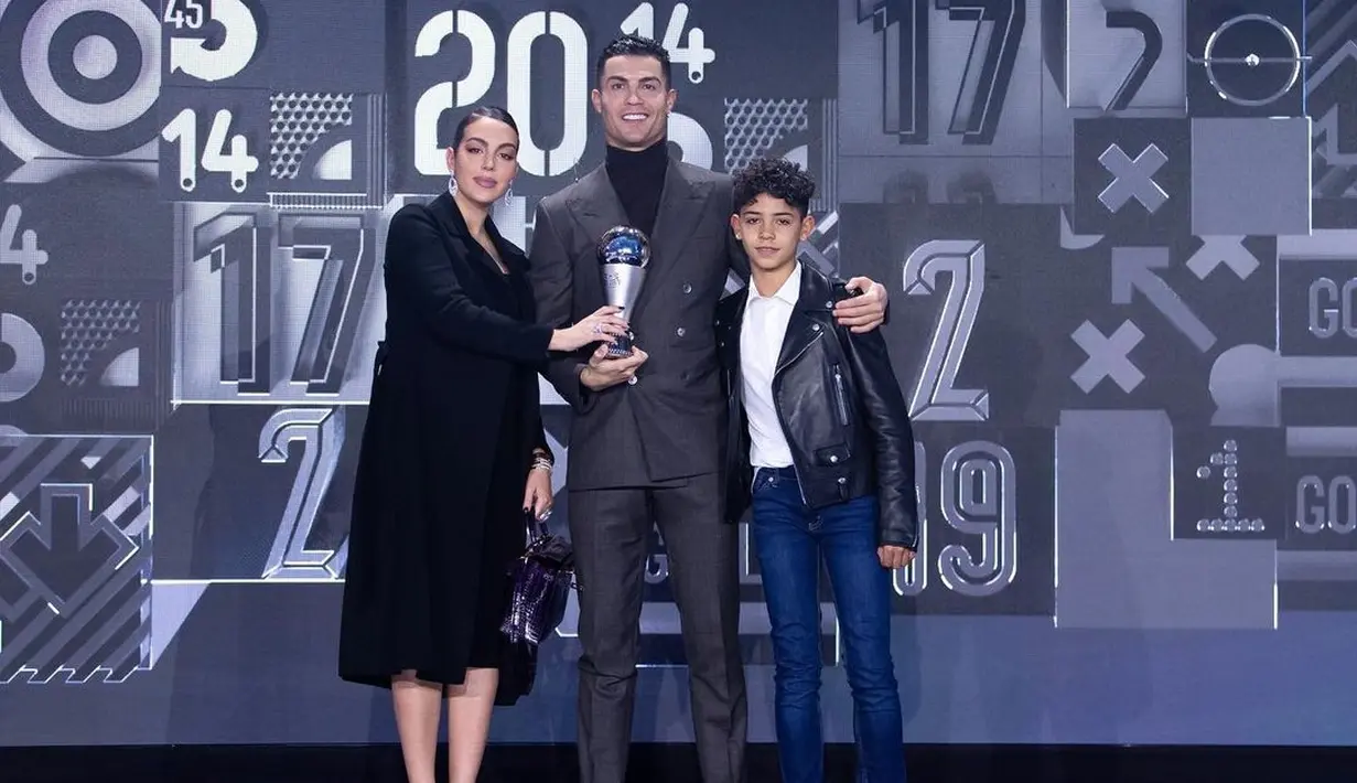 Georgina Rodriguez mendampingi sang suami menerima penghargaan dalam balutan suit dress hitam yang mulai memperlihatkan baby bump-nya (Foto: Instagram @georginagio)