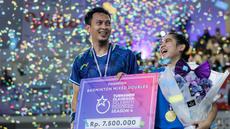 Pasangan antara mantan pebulu tangkis Indonesia, Mohammad Ahsan dan penyanyi sekaligus selebritas, Ziva Magnolya memastikan diri menjadi juara setelah menang comeback di final badminton Turnamen Olahraga Selebriti Indonesia (TOSI) Season 4, Minggu (9/11/2025). (Bola.com/Bagaskara Lazuardi)