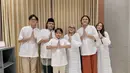 Selaim coklat, mereka juga kompak memakai pakaian serba putih