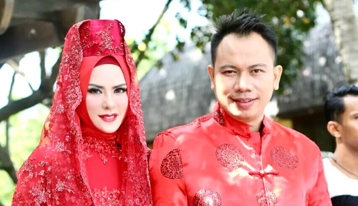 Pasangan Vicky Prasetyo dan Angel Lelga resmi menikah sejak Jumat (9/2/2018). Keesokan harinya pasangan ini menggelar pesta mewah di kawasan Ancol, Jakarta Utara. (Instagram/vickyprasetyo777)