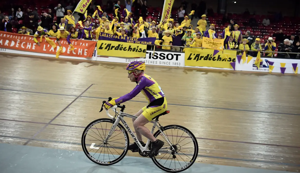 Pesepeda asal Prancis, Robert Marchand (105) mengayuh sepedanya untuk memecahkan rekor baru di sebuah velodrom di Saint-Quentin-en-Yvelines, dekat Paris, Rabu (4/1). Marchand berhasil menempuh 26,927 kilometer pada usia 102 tahun. (PHILIPPE LOPEZ/AFP)
