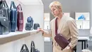 <p>Penampilan Mew Suppasit kian maksimal dengan body bag koleksi terbaru dari Montblanc. Berwarna coklat marun, terlihat kontras dan apik. [ Foto: dok Montblanc ]</p>