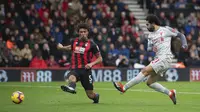 Penyerang Liverpool, Mohamed Salah, kala mencetak gol ke gawang tuan rumah Bournemouth dalam lanjutan kompetisi Liga Inggris, Sabtu (8/12/2018). (Mark Pain/PA via AP)