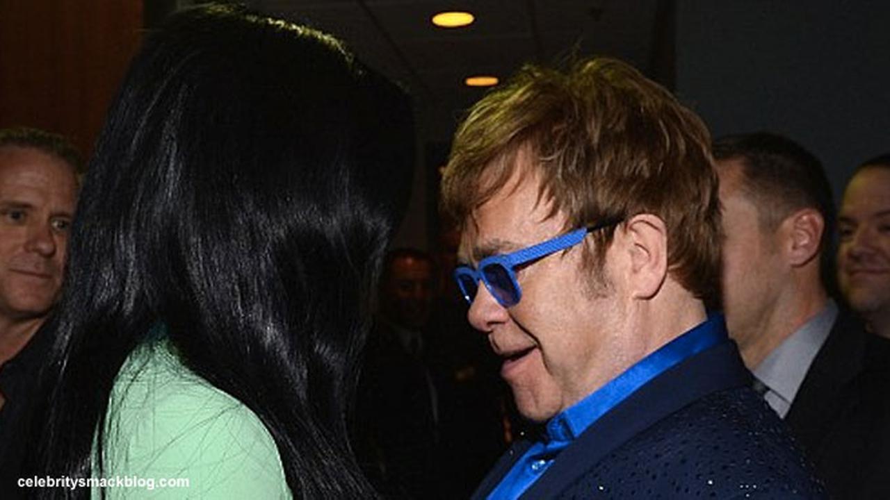 Tatap Belahan Dada Katy Perry, Elton John Suka?