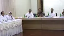 Plt Direktur Utama PLN Sripeni Inten Cahyani (kedua kiri) memberikan penjelasan kepada Presiden Joko Widodo (Jokowi) di Kantor Pusat PLN (Persero), Jakarta, Senin (5/8/2019). Kedatangan Jokowi menyusul peristiwa pemadaman listrik di hampir seluruh Pulau Jawa. (Liputan6.com/Angga Yuniar)