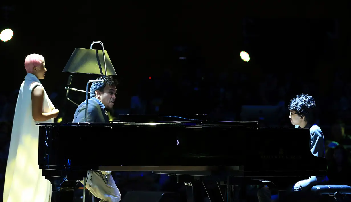 Bersama dengan vokalis jazz, Dira Sugandi, dan pemain bass Barry Likumahuwa, ia membawakan lagu tradisional Jakarta, 'Kicir-kicir' dengan nuansa jazz untuk menjawab tantangan Ahok. (Adrian Putra/Bintang.com)