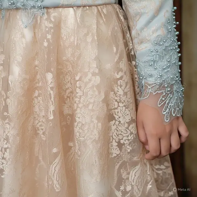 Dress Brokat dengan Rok Organza