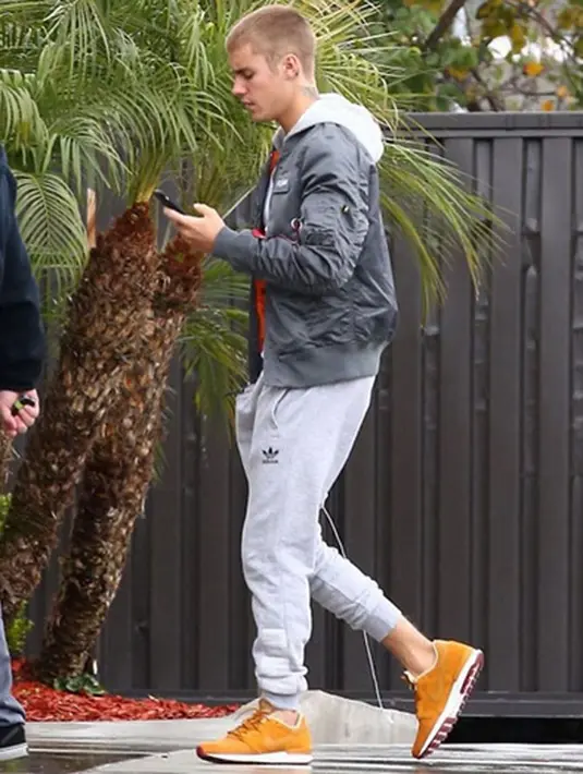 Melansir Aceshowbiz.com, dilaporkan Justin tertangkap kamera paparazzi tengah berada di restoran Wendy’s di kawasan Los Angeles pada Senin (23/1) lalu. Justin tampak bersama sahabatnya, Ryan Friedlinghaus. (Instagram/justinbiebertracker)