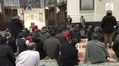 Sebuah gereja membuka pintunya bagi komunitas Muslim untuk melakukan sholat Jumat, setiap pekan. VOA