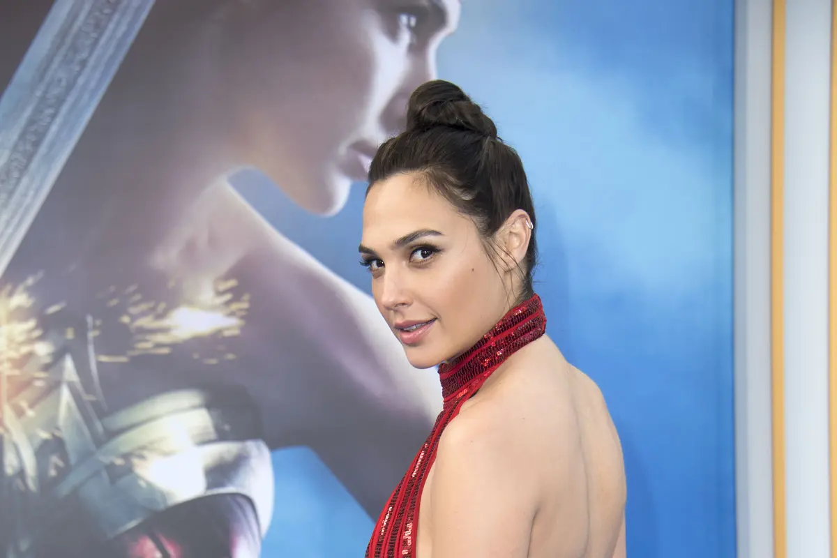 [Bintang] Seksinya Gal Gadot Lip Sync dengan Pakaian Dalam