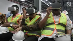 Presiden Direktur Smartfren Merza Fachys (tengah) dan Dirjen SDPPI Kemkominfo Ismail (kanan) mencoba teknologi 5G saat uji coba 5G di Marundra Refinery PT Smart, Jakarta, Senin (19/8/2019). Kemenkominfo, Smartfren dan ZTE menerapkan teknologi 5G bagi industri manufaktur. (Liputan6.com/HO/Agus)
