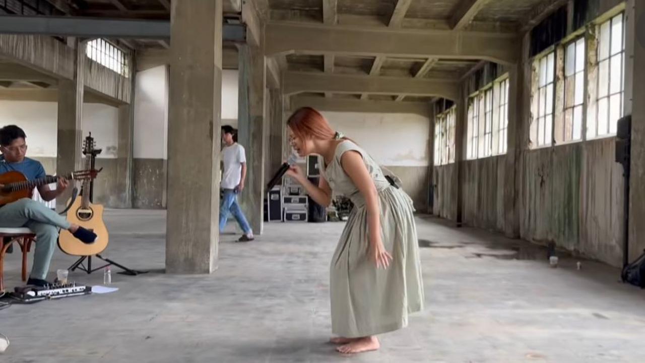 Nadin Amizah Jalani Rehearsal di Gedung Tua, Kisah Persiapan Showcase yang Sarat Makna