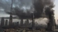 Asap mengepul di lokasi konstruksi sebelah Dubai Mall, Uni Emirat Arab, Minggu (2/4). Kebakaran terjadi sekitar pukul 06.30 pagi waktu setempat. (AP Photo/ Anthea Ayache)