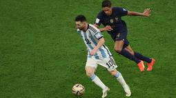 Bek Prancis, Raphael Varane berusaha merebut bola dari penyerang Argentina, Lionel Messi pada pertandingan final Piala Dunia Qatar 2022 di Stadion Lusail di Lusail, utara Doha pada 18 Desember 2022. Selama membela Prancis, Varane telah tampil 93 kali untuk negaranya sejak melakoni debutnya pada 2013. (AFP/JACK GUEZ)