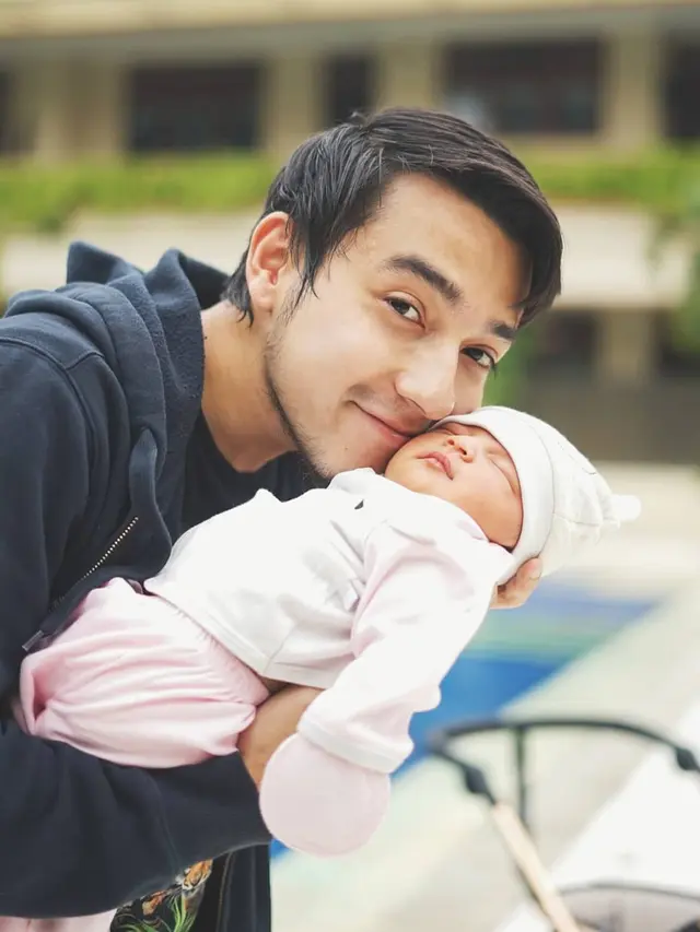 Momen Manis Aliff Alli Bareng Buah Hati (sumber: instagram/aliff_alli)