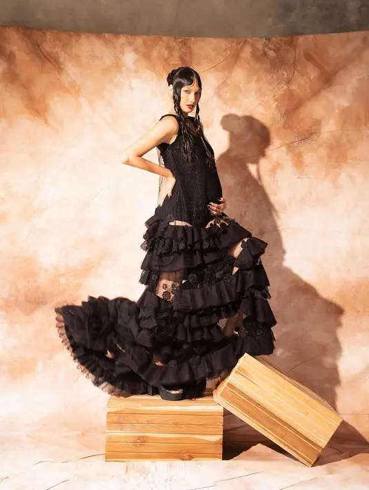 Di potret ini Nadine mengenakan gaun sleeveless semi transparan hitam dari Marcelly Tania [@nadinelist]