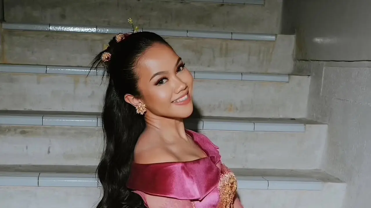 Yura Yunita Bak Princess Aurora Modern dalam Balutan Busana Sentuhan Songket yang Anggun