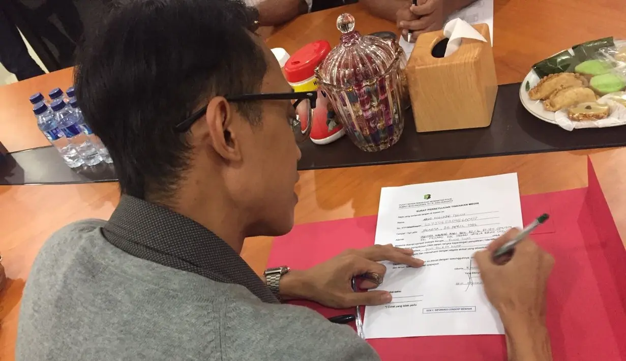 Kiswinar melakukan tes DNA. Pria yang mengaku anak motivator Mario Teguh itu menjalani tes pada Selasa 8 November 2016. Selain Kiswinar, ibunya juga sama menjalani pemeriksaan. (Istimewa/dok. Bintang.com)