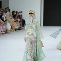 Para model mempresentasikan dengan baik, menghadirkan keceriaan yang seru dan menyenangkan. [Foto: Daniel Kampua]