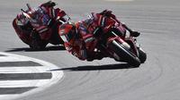 Baru pada lap ke-12 Francesco Bagnaia mampu merebut posisi terdepan dari Alex Rins dan terus menjaga posisinya sebagai pimpinan lomba. (AP/Rui Vieira)