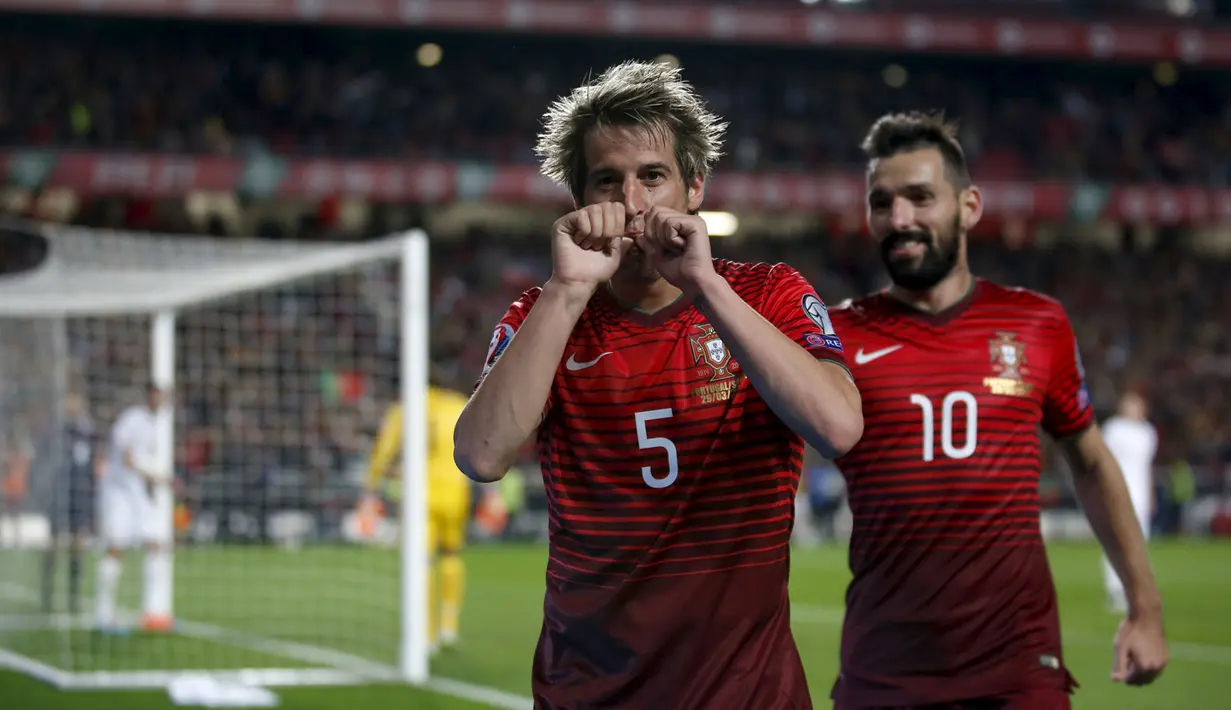 Bek Portugal, Fabio Coentrao (kiri) merayakan selebrasi usai mencetak gol ke gawang Serbia pada kualifikasi Piala Eropa 2016 di stadion Luz, Lisbon, Minggu (29/3/2015). Portugal menang 2-1 atas Georgia. (REUTERS/Rafael Marchante)
